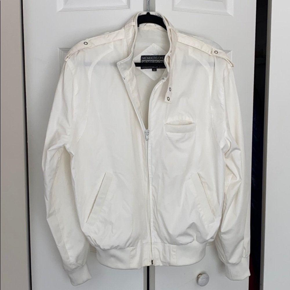VINTAGE MEMBERS ONLY OFF WHITE BOMBER JACKET - 40